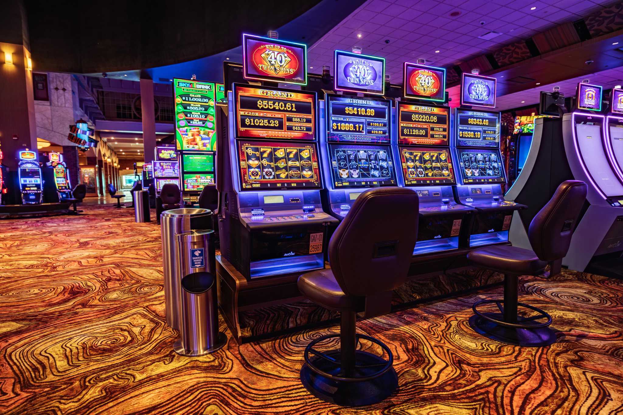 Slot Makinelerindeki Algoritmalar: Şans mı, Strateji mi?